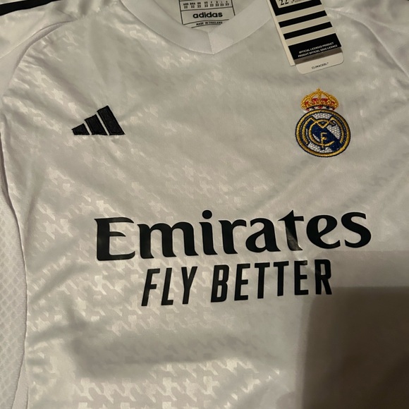 Kids Real Madrid Home LaLiga Jersey with shorts - Picture 3 of 4